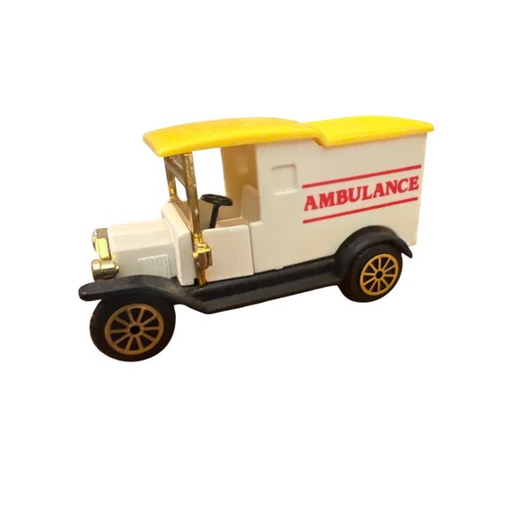 Classic Trucks Collectors Set Diecast Models Readers Digest Petroleum Ambulance - Picture 3 of 4